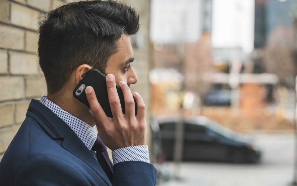 Homme au téléphone dans la rue