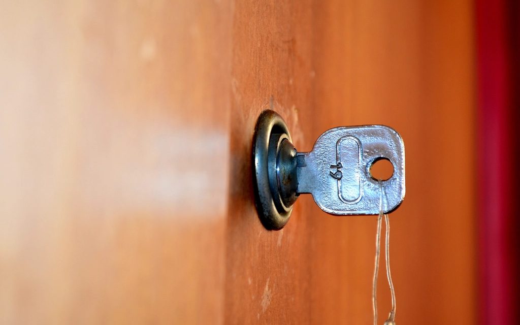Clé dans la serrure d'une porte en bois massif