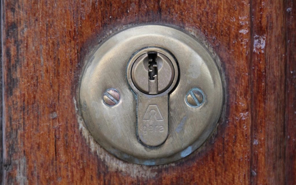 Cylindre de serrure sur une porte en bois