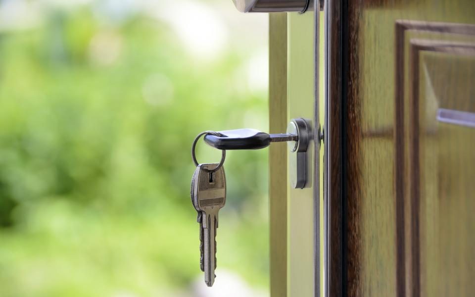 Trousseau de clés resté dans la serrure d'une porte d'entrée