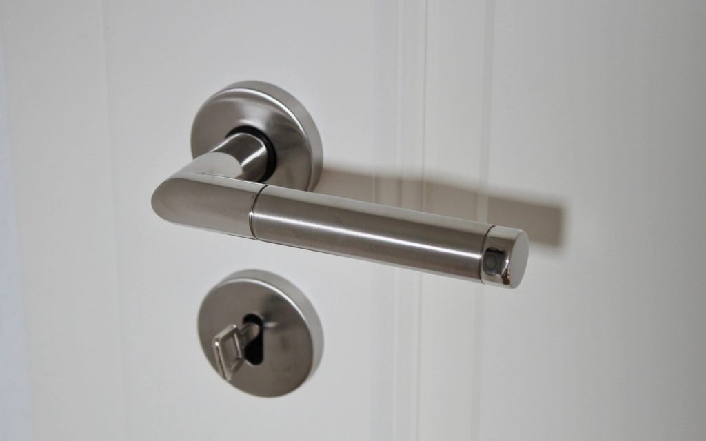 Poignée et serrure de sécurité sur une porte d'entrée moderne