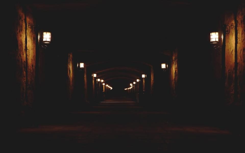Rue éclairée par des lanternes en pleine nuit