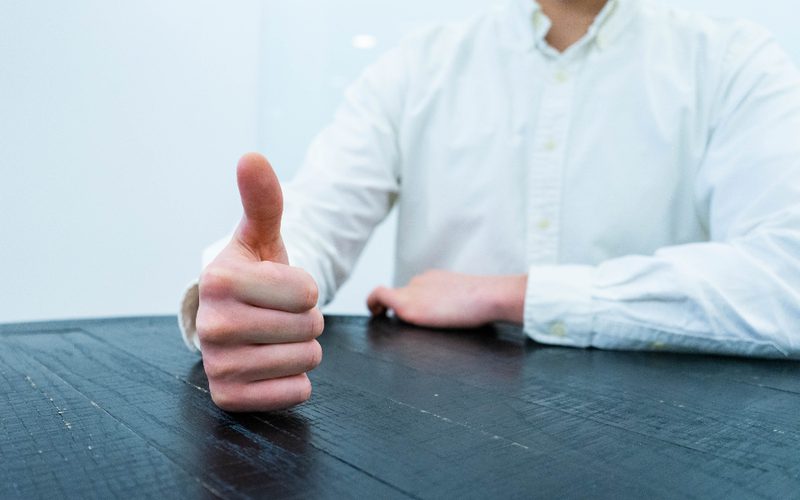 Client satisfait levant le pouce