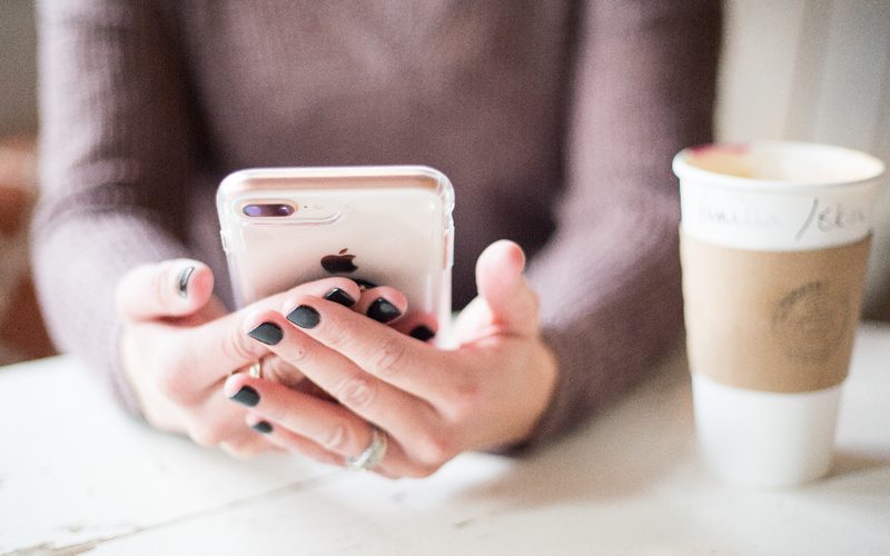 Personne tenant son smartphone pour appeler le serrurier