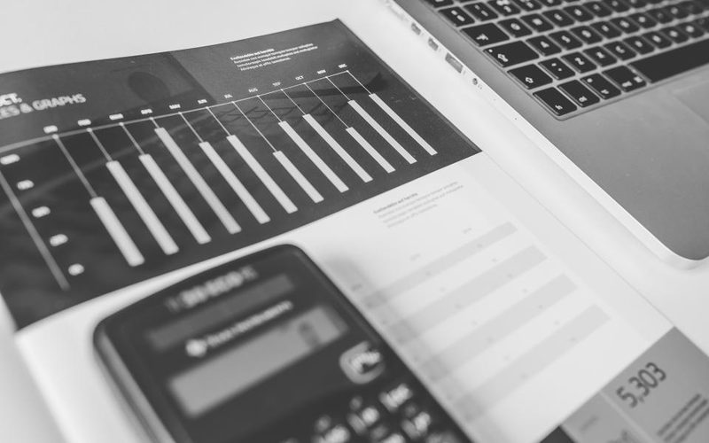 Calculatrice posée sur des documents chiffrés
